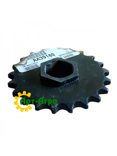 AA39180 Зірочка z = 21 (привід проміжного вала, лівий) John Deere