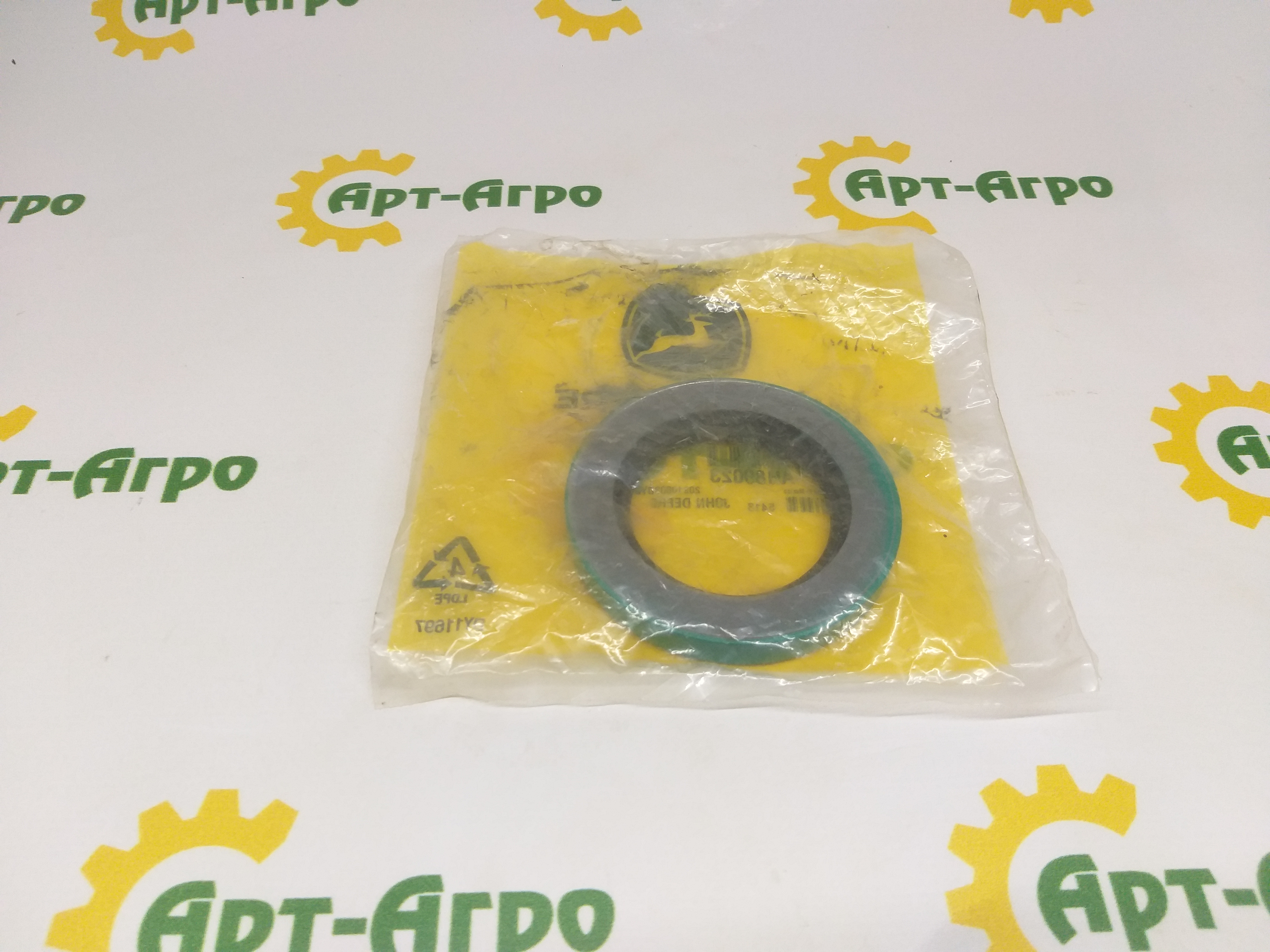 AH89023 Сальник John Deere